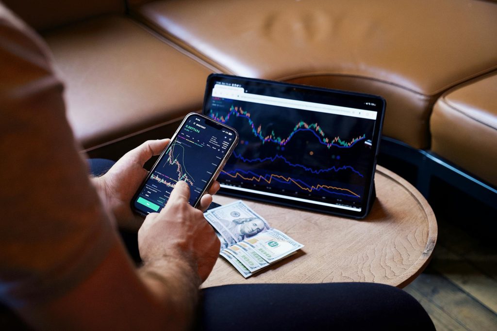 Trading charts on mobile phone and tablet